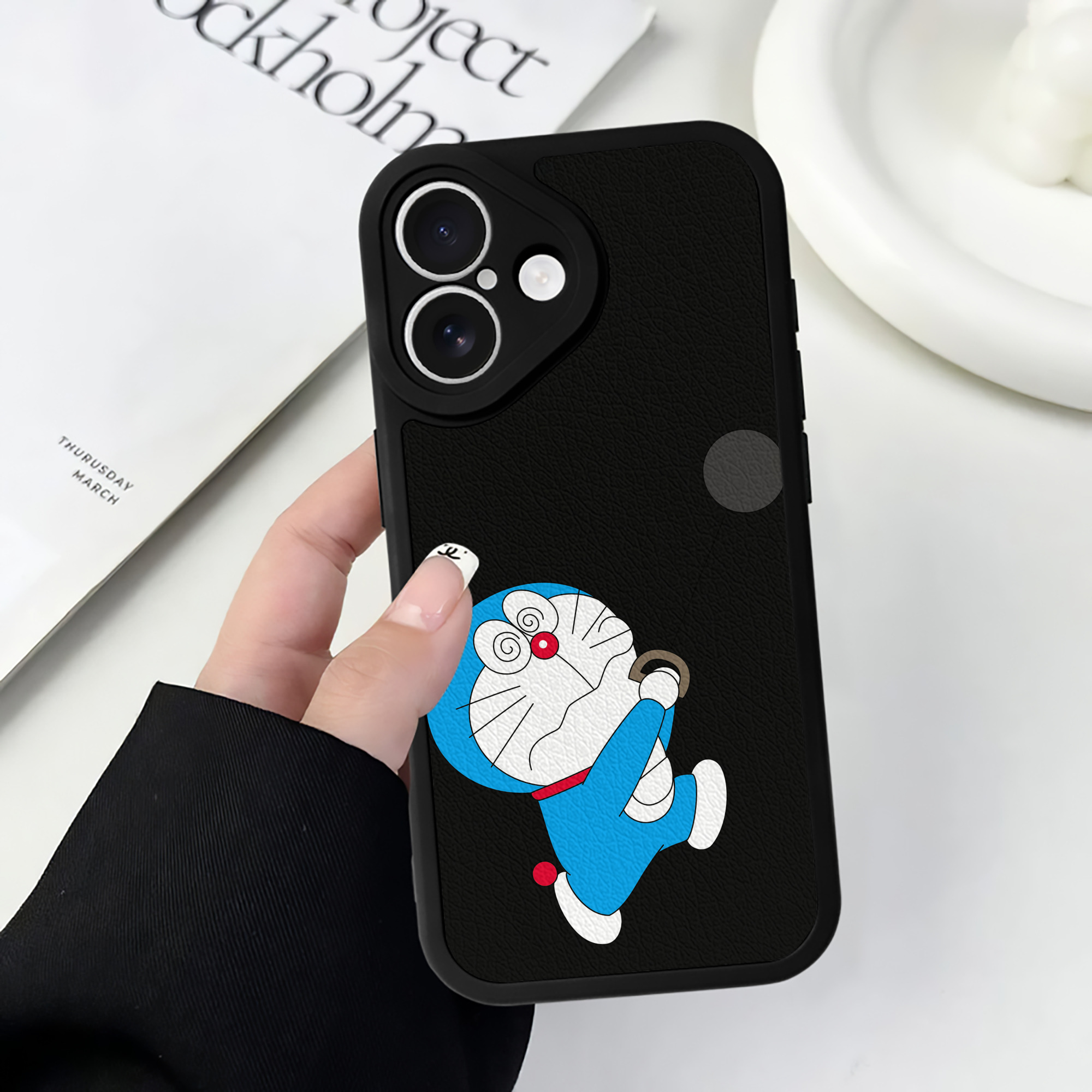 （画像用） ドラえもん Doraemon 【iPhone 16シリーズ対応】シリコンスマホケース（レザー調） 材質：シリコン